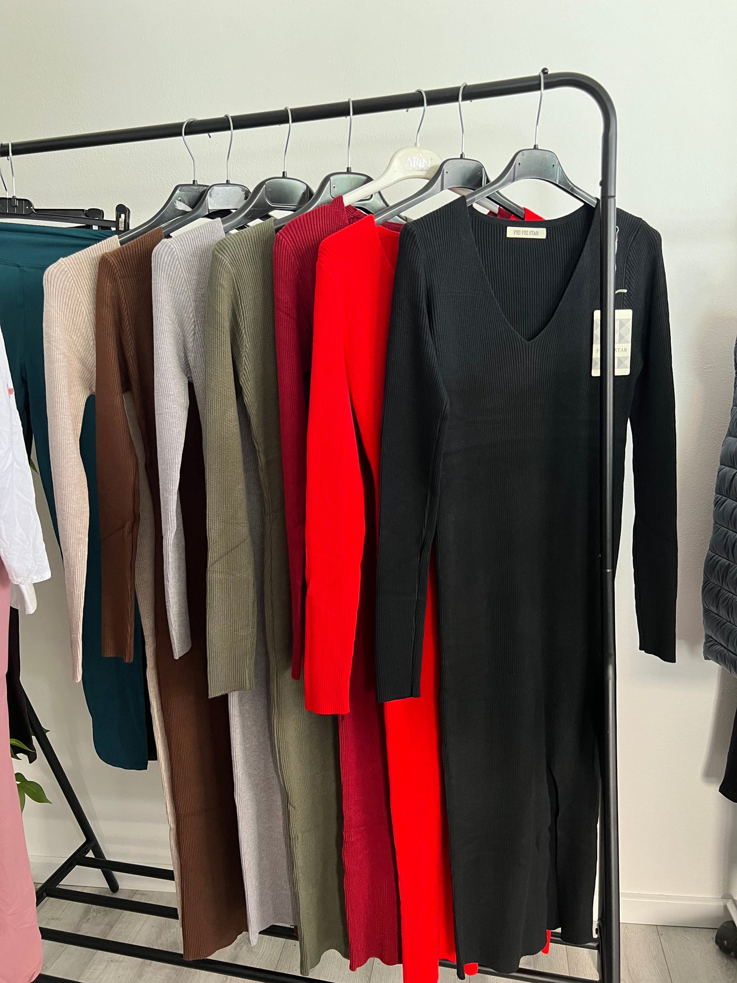 Rebrasta haljina V izrez